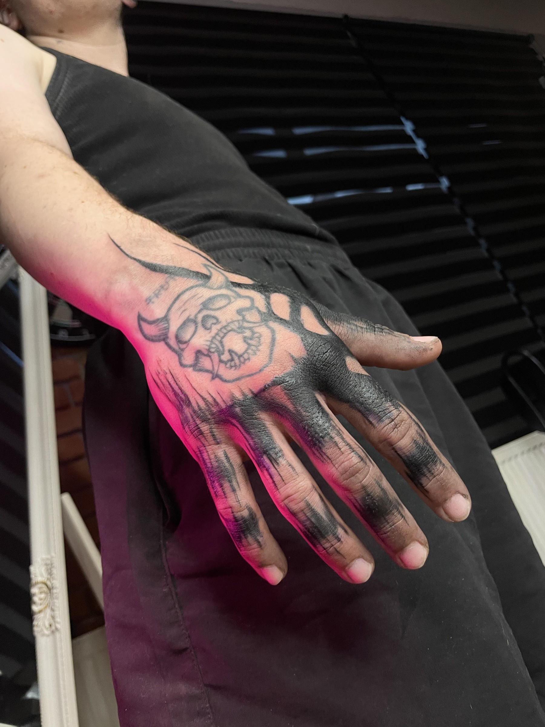 Tatuaż dłoni w stylu blackwork wykonany przez Agatę
